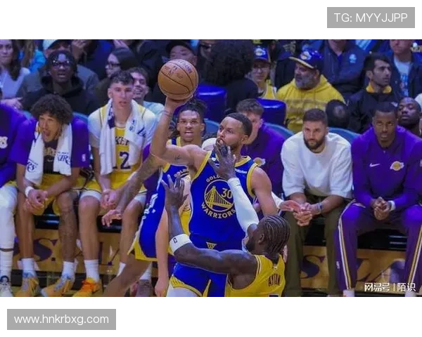 勇士队迎来新赛季首场胜利 库里表现出色带队击败湖人 勇士队迎来新赛季首场胜利 库里表现出色带队击败湖人